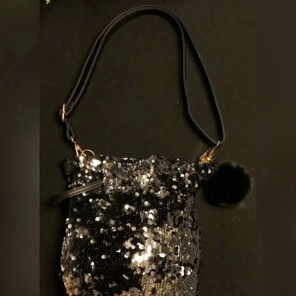 Black Sequin Cinch Bucket Bag Small Purse in Great Condition Vintage w/ Charm - Picture 3 of 16